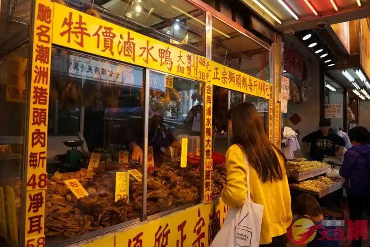 烧味,卤味的摊位前有不少市民挑选食材