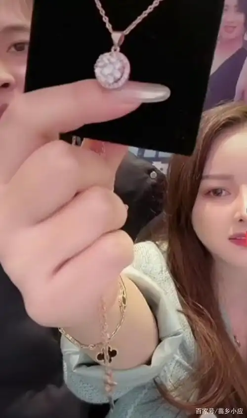 许华升跟他女朋友吴静婷一起买手镯,口才真好,一起来看看吧