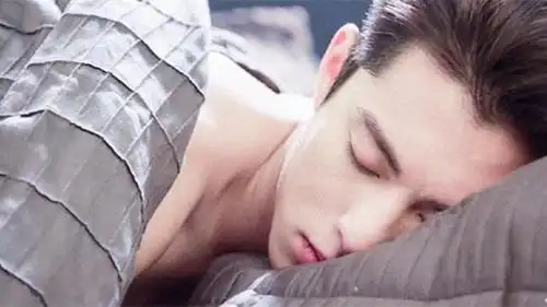 明星片场睡觉,三小只睡相一致,朱一龙确定不是摆拍吗?