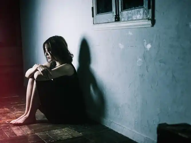 壁纸 悲伤的女孩,坐在地板上 2560x1600 hd 高清壁纸, 图片, 照片