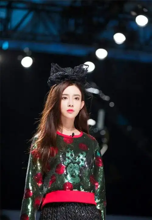 2015年,在反腐涉案剧《人民检察官》出演了女二号周雯雯.