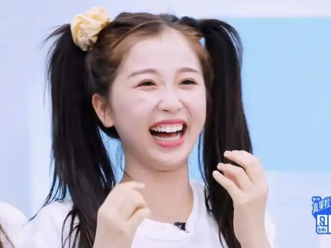 虞书欣 印第安纹 #虞书欣#笑起来脸上有"坑",称为印第安纹,也称为猫