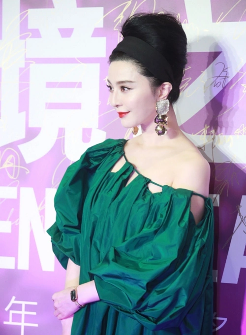 范冰冰参加活动穿绿色长裙配大红唇比头还高的发型超夸张