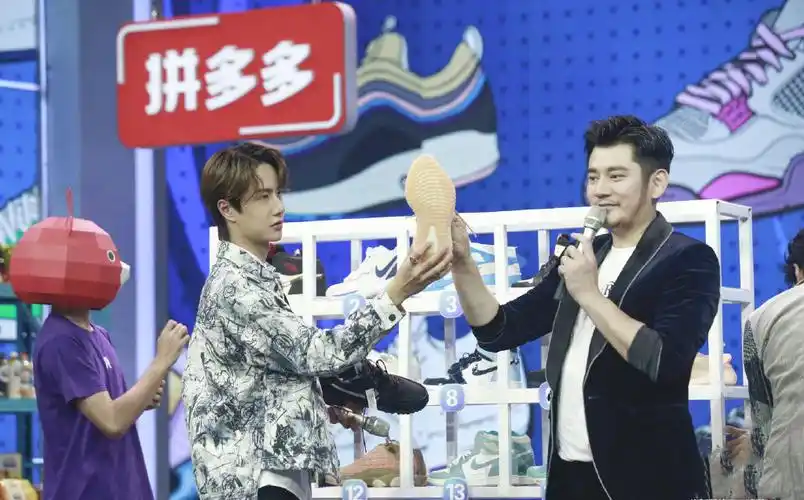 22岁王一博首次同框钱枫比帅,穿1351中年装,比大14岁钱枫还年轻