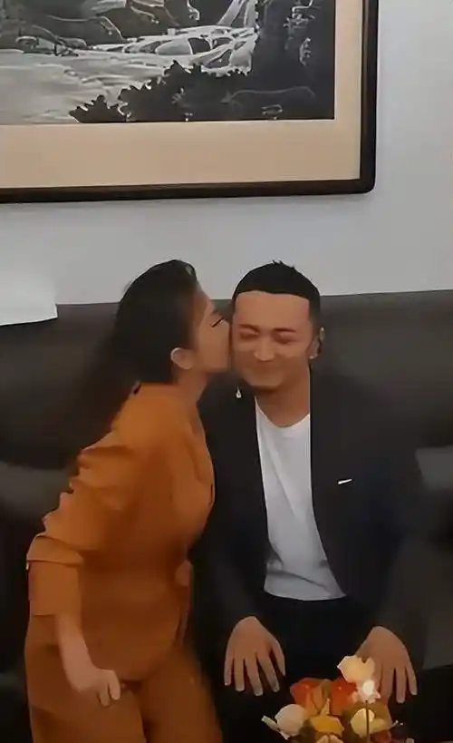 央视主持人尼格买提后台庆生朱迅当众献吻神仙友谊羡煞旁人