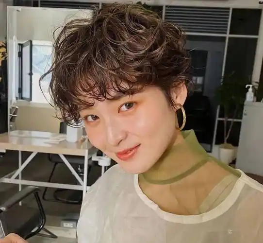 颜色和形状,是肉眼所能观察到的,一般分为5种类型:直发,波发,卷发