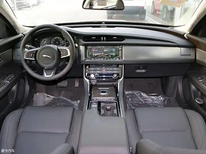 捷豹xfl的内饰多用平直线条,中控台上方的那一抹潇洒的弧线独具特色