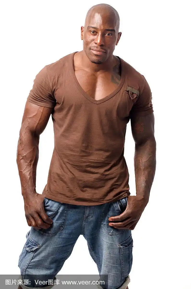 穿着休闲衣服的黑人健美运动员孤立在白色背景上