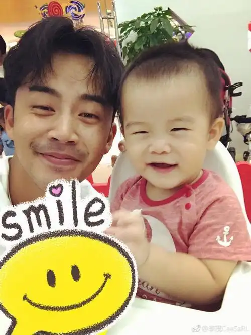 弦子拍下丈夫李茂和儿子游泳照片,暖暖穿得像小蜜蜂好可爱!