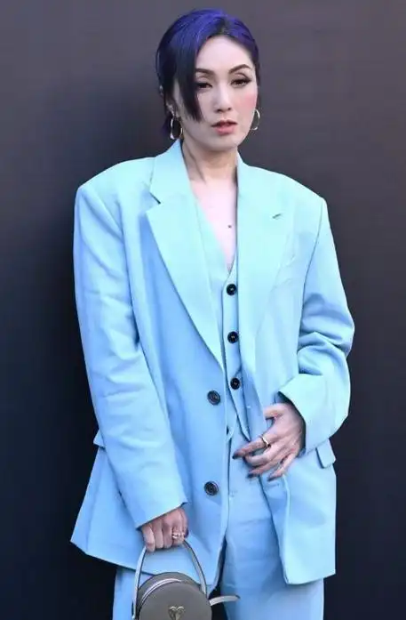 杨千嬅亮相时尚活动穿搭靓丽展现年轻风度