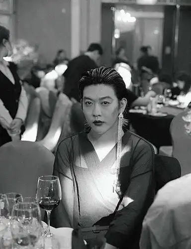 男星扮女装是时尚仍是炒作?姜思达回应红毯造型:我没感到负疚