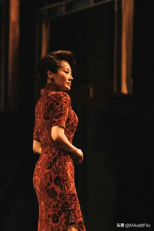 许晴身着紧身旗袍,凹凸有致的曲线展现得一览无余,很让人渴望.