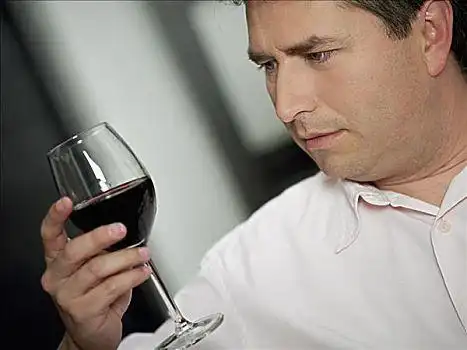 特写,成熟,男人,拿着,葡萄酒杯