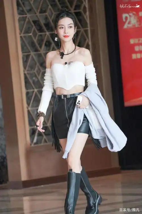 杨颖穿抹胸毛衣大秀香肩小蛮腰!肤白貌美太性感撩人