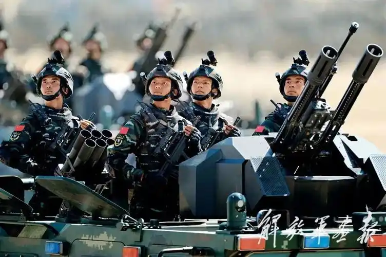 重温40年来历次大阅兵的经典画面感受国威军威