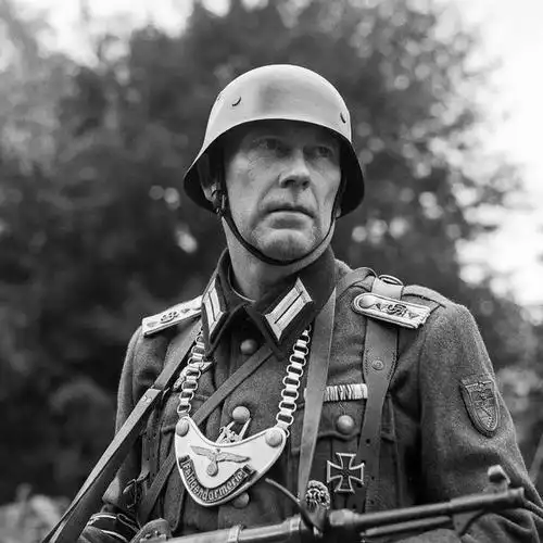 顽强的炮灰18万德军士兵排成整齐的队伍唱着军歌向苏军投降