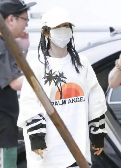 原创谢娜已怀二胎衣着宽松小腹隆起走路小心被张杰一直紧盯着