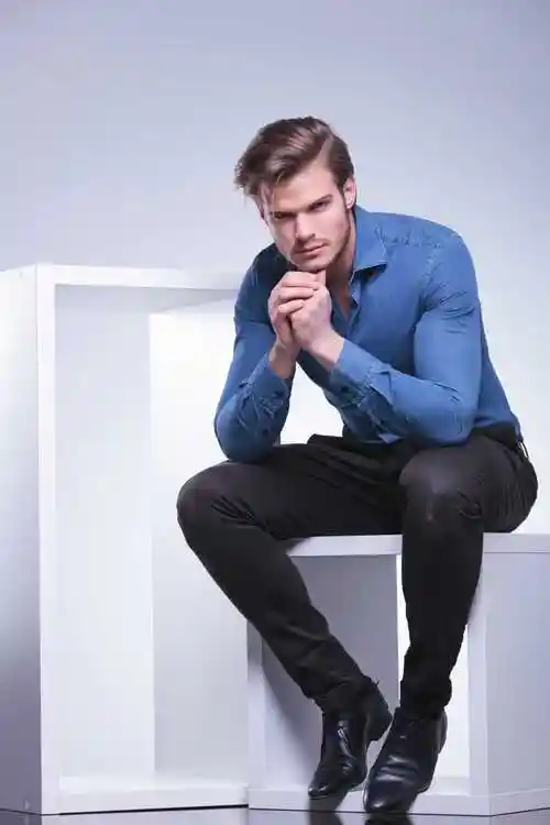 裸露上身的帅气男人