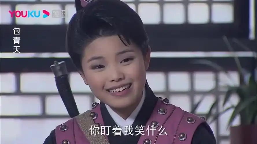 包青天艾虎天生女扮男装喝茶盯着姑娘看结果被姑娘当成变态