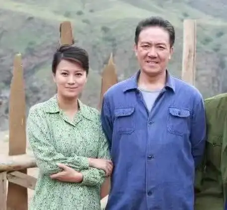 李幼斌妻子近照曝光身材丰盈端庄优雅曾与大13岁老公因戏结情