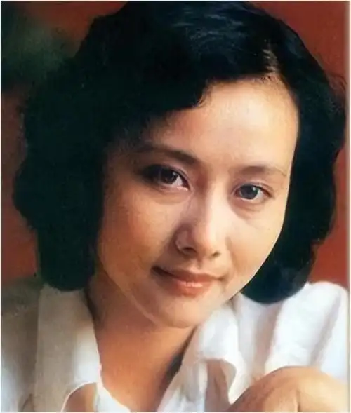 2019年,《囧妈》的上映,再次证明了80年代女演员黄梅莹的实力派演技.