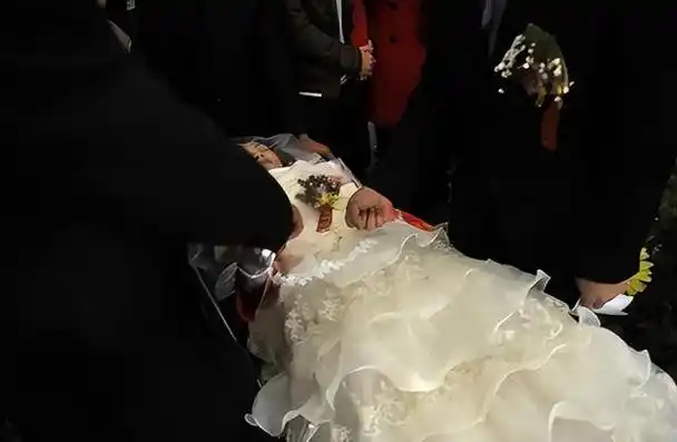 14年前穿婚纱下葬的李钰,如今男友已另成婚,母亲的坚持令人泪目