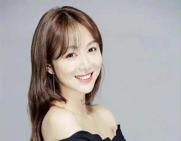 她被誉为"最美厨娘",并被汪苏泷公开展示为他心目中的理想女友.