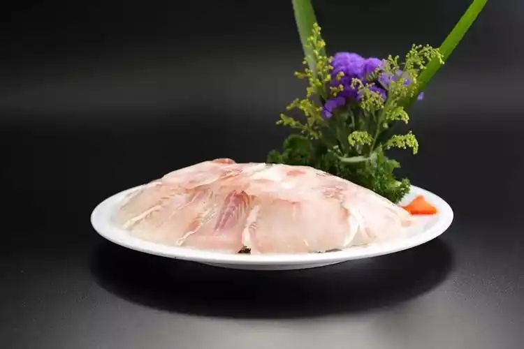 湄公河巴沙鱼薄如蝉翼,鲜香透亮,甚是考验刀工呀.