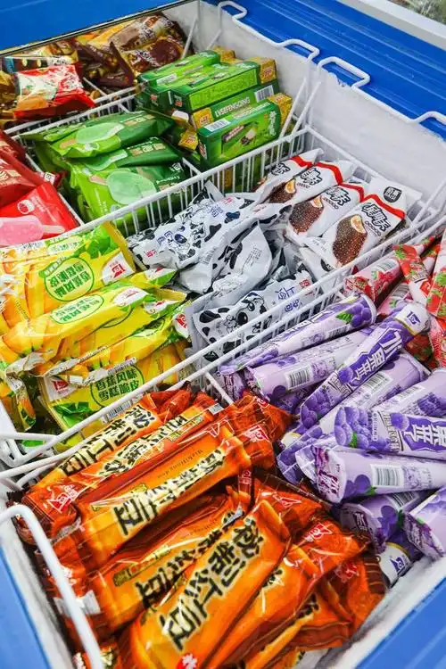 老冰棍,小神童,绿舌头…冰柜塞的满满当当,瞬间被治愈这里的雪糕种类