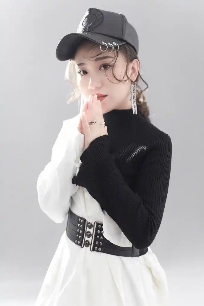 据悉丫蛋曾与王金龙有过一段婚姻,两人在2009年结