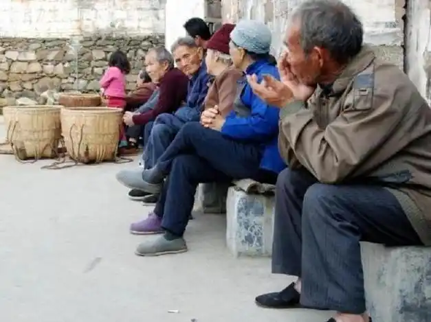 90岁老人在酒店养老,月消费5000,老人坦言:比在养老院