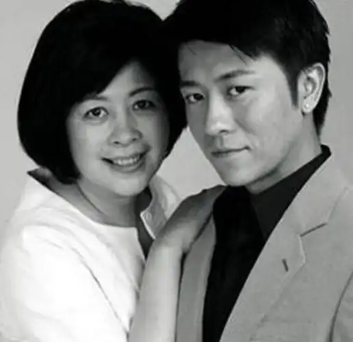 下面烧荒网小编揭秘李小婉儿子林申及老公