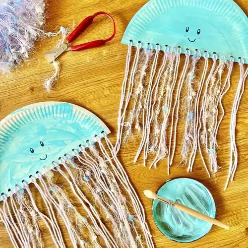 像一座宝藏吸引着孩子一次性纸盘做出的水母手工,材料环保,制作简单