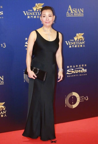 原创陈冲太有自信了穿一身睡裙就敢走红毯好身材奶奶辈里少见