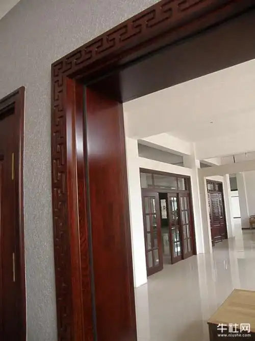 小蜜蜂追着小狗重点说明门套和窗套搭配技巧 门套和窗套颜色效果图的