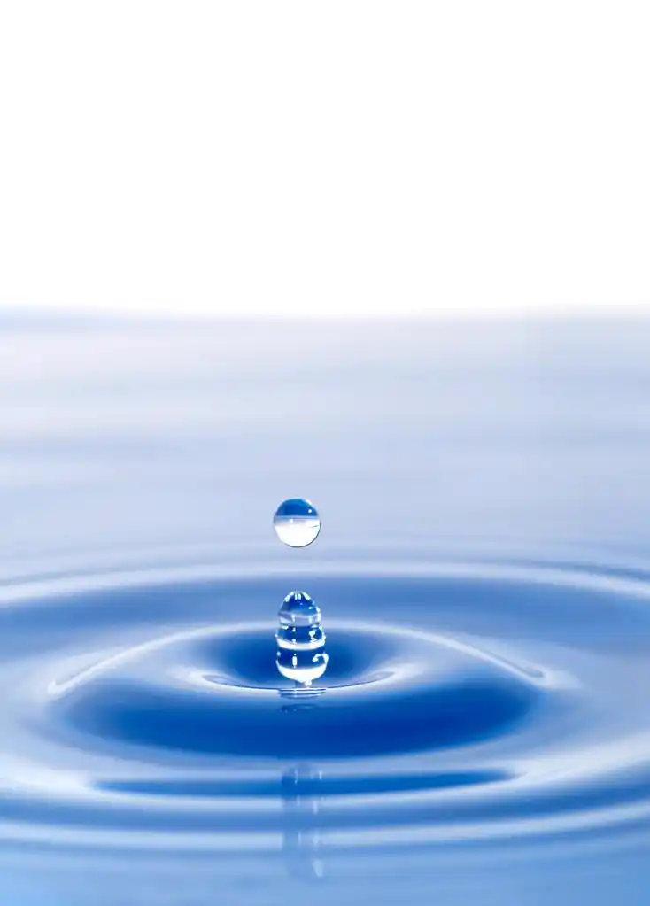 背景,一滴水落入水中.宏