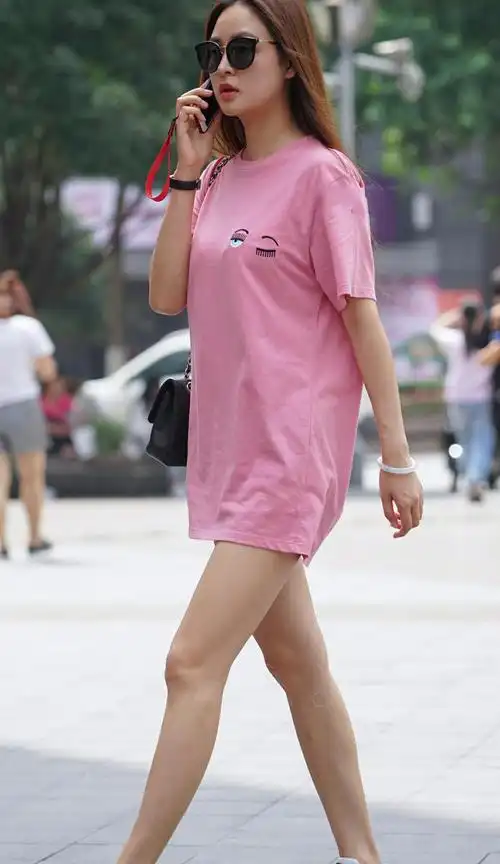 气质小姐姐粉红超长短袖把短裤都遮挡住了,婷婷玉立更加显得好身材