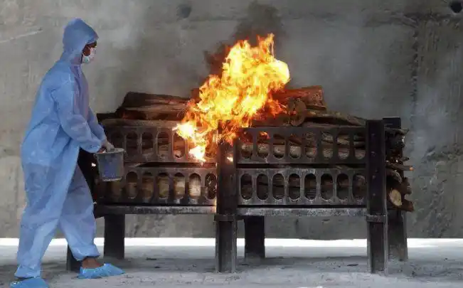 至暗时刻来临印度全面沦陷疫情失控火葬场尸体堆积如山烧不完