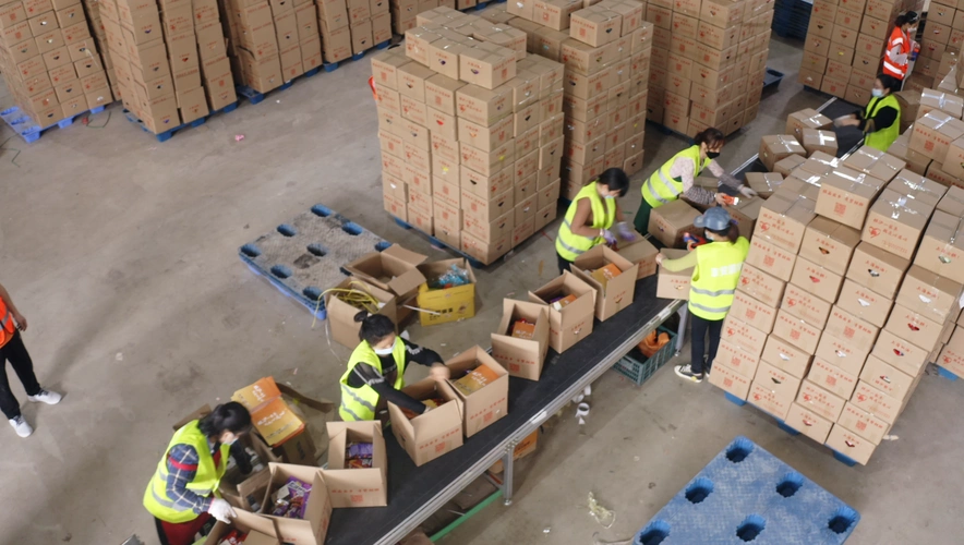 工作人员在打包物资(央广网发 何俊儒 摄)党员参与物资打包(央广网发