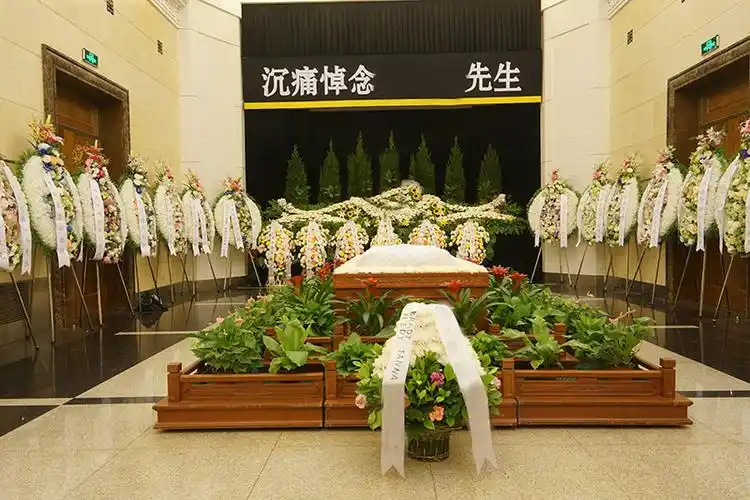 八宝山殡仪馆告别厅布置现场以下是百年殡葬老店天顺祥推出的售价8800
