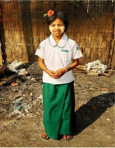 女孩光着脚去上学,在印度首都新德里,一些学校每年免费为学生发放三套