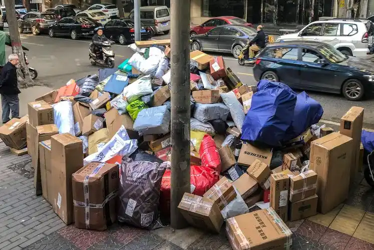 上千件快递包裹堆满道路.图片来源:视觉中国