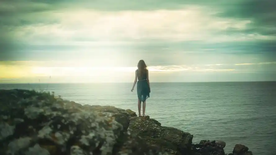 海边孤独的背影壁纸