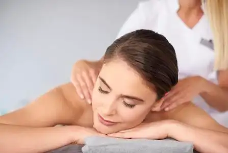 女人得到的肩部按摩照片