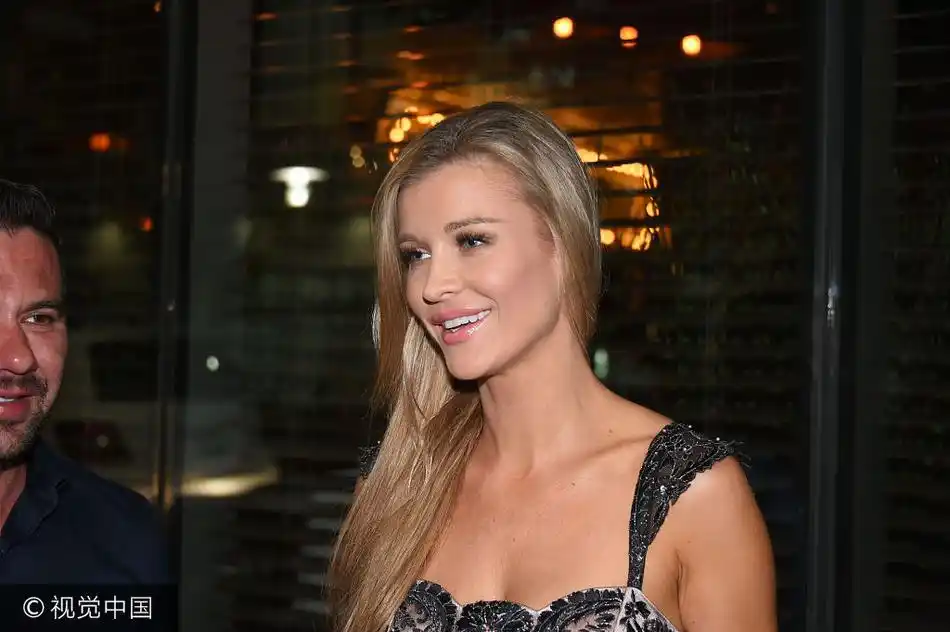 超模乔安娜穿吊带秀性感 与前夫共进晚餐满面笑容