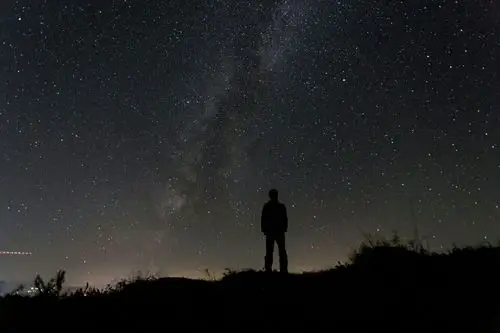香桂知时,花缀玲珑树. 残夜不眠曾几度.遥望星汉闲庭步.