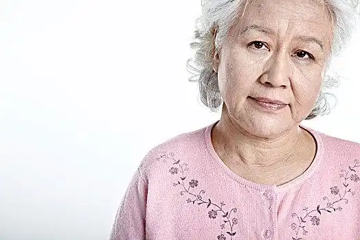 白发老人在家中