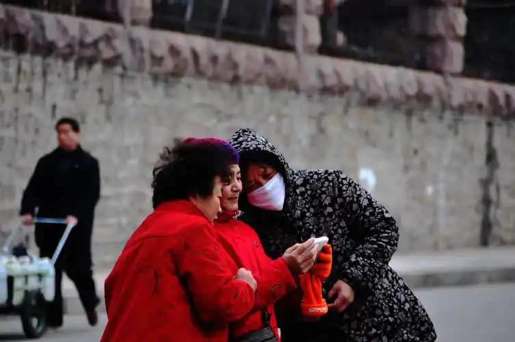 瞬间的"抓拍"体现真实人物生活