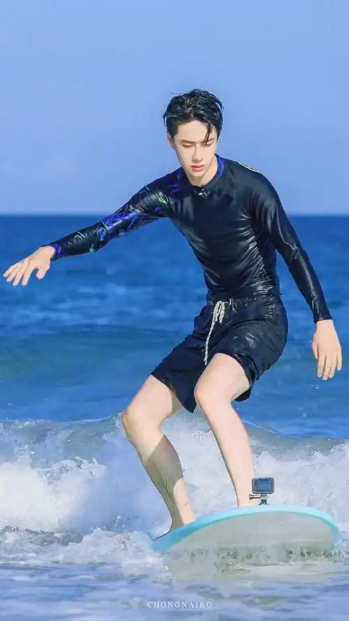 王一博超话博哥啥时候再穿小裙子冲浪呢想看博博洗澡07玩水(露大腿