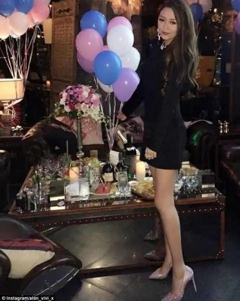 中国富家女千金炫富17个爱马仕包排成排